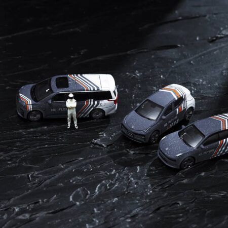 Модель автомобиля ZEEKR 009 в масштабе 1:64 ZWC-0000270